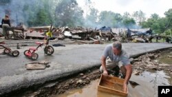 Las fuertes lluvias causaron inundaciones en regiones de West Virginia que dañaron más de 100 viviendas y dejaron sin energía eléctrica a miles de personas. 