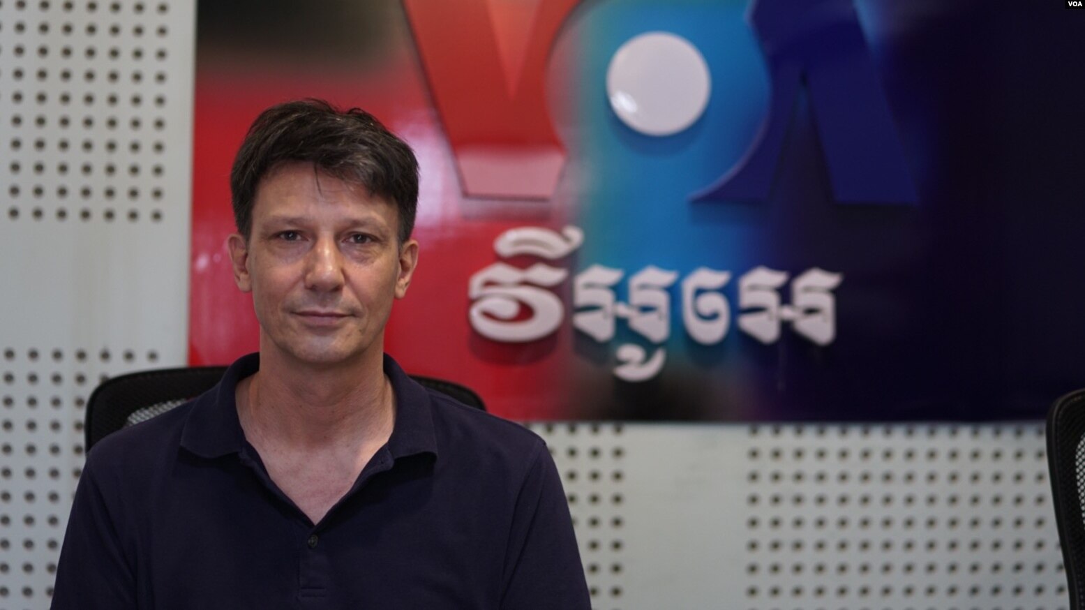 លោក Marc Baudinet អ្នកនិពន្ធសៀវភៅ កម្ពុជាក្នុងសតវត្សរ៍ទី២១ អំឡុងពេលផ្ដល់កិច្ចសម្ភាស នៅឯការិយាល័យផ្សាយប្រចាំរាជធានីភ្នំពេញរបស់VOA កាលពីថ្ងៃទី២៤ ខែកុម្ភៈ ឆ្នាំ២០១៩។ (គី ម៉េងលី/VOA)