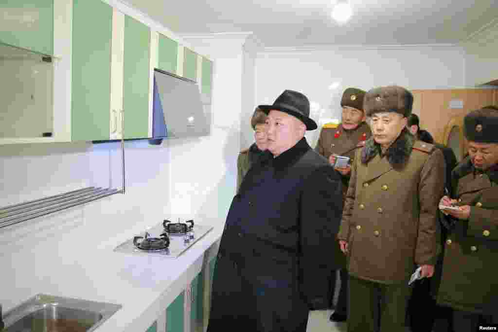 김정은 북한 국무위원장이 평양 려명거리에 건설된 아파트 부엌을 둘러보고 있다.
