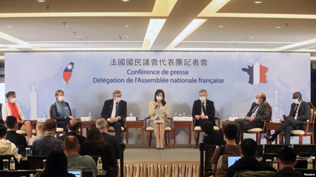 由法国国民议会友台小组主席戴扈杰(François de Rugy)率团访台的法国国民议会代表团成员在台北召开记者会。（2021年12月17日）(photo:VOA)