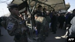Irački policajci pretresaju hodočasnike na prilazima svetom šiitskom gradu Karbali