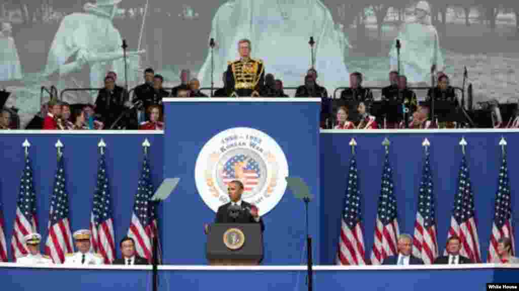 El presidente Barack Obama dijo a los veteranos que &quot;en la primavera de vuestra juventud aprendieron cuán breve y valiosa es la vida. Y gracias a ustedes, millones de personas viven en paz y libertad. Vuestra vida es una inspiración y vuestro servicio nunca será olvidado&quot;.