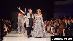 Ivan Gunawan (depan kiri) dan koleksi JAJAKA yang baru ditampilkan di Los Angeles Fashion Week pada hari Sabtu malam (1/10).