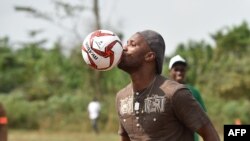 La star ivoirienne de football Didier Drogba joue au ballon lors de l’inauguration du terrain de l'école primaire Didier Drogba, à Pokou-Kouamekro, près de Gagnoa, en Côte d'Ivoire, le 17 janvier 2018.