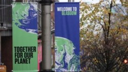 Carteles promocionando la conferencia climáticia de la ONU COP26 se exhiben en el centro de Glasgow, Escocia, el viernes 29 de octubre de 2021. 