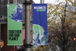 Spanduk dipajang di pusat Glasgow, Skotlandia, Jumat, 29 Oktober 2021. Konferensi iklim PBB COP26 dimulai hari Minggu di Glasgow. (Foto AP/Scott Heppell)