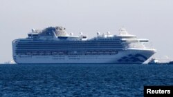 Du thuyền Diamond Princess neo ngoài khơi cảng Yokohama, Nhật Bản, sau khi 10 người trên tàu xét nghiệm dương tính với virus corona ở Yokohama, phía Nam Tokyo, ngày 5/2/2020. REUTERS/Kim Kyung-Hoon