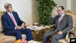 Menlu AS John Kerry saat bertemu Presiden Mesir Abdel Fattah el-Sissi di Kairo (foto: dok). AS akan menyalurkan lagi bantuan militer bagi Mesir yang sempat ditangguhkan.