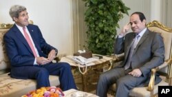 U.S. Secretary of State John Kerry, left, meets with Egyptian President Abdel Fattah el-Sissi at the presidential palace in Cairo, Sept. 13, 2014. 