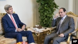 Menlu AS John Kerry (kiri) bertemu Presiden Mesir Abdel Fattah el-Sissi di Kairo, Sabtu (13/9). 