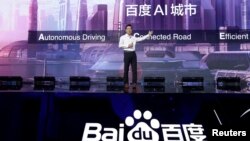 百度的聯合創始人，董事長兼首席執行官李彥宏2018年11月1日在北京舉行的百度世界大會和展覽會上，展示百度最新的人工智能技術。