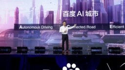 百度的聯合創始人，董事長兼首席執行官李彥宏2018年11月1日在北京舉行的百度世界大會和展覽會上展示百度最新的人工智能技術。