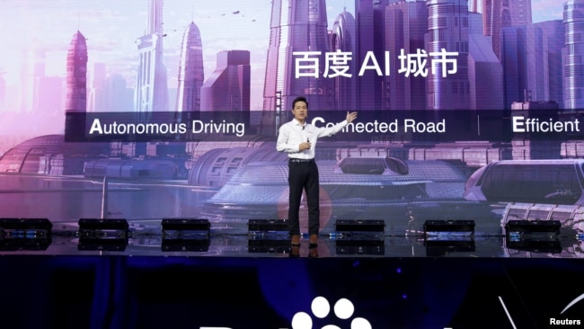 百度的联合创始人，董事长兼首席执行官李彦宏在北京举行的百度世界大会和展览会上，展示百度最新的人工智能技术。（2018年11月1日）