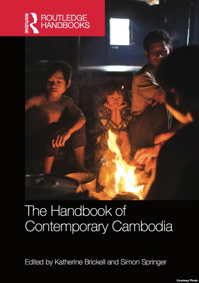 អ្នកស្រាវជ្រាវខ្មែរ និងបរទេសជាង៣០នាក់ បានសហការគ្នា ដើម្បីសរសេរសៀវភៅមួយក្បាលដែលមានចំណងជើងថា «សៀវភាវស្តីពីបច្ចុប្បន្នភាពកម្ពុជា» ដែលនឹងបោះពុម្ពផ្សាយនៅចុងឆ្នាំ២០១៦នេះ។ (រូបថតផ្តល់ឲ្យ)