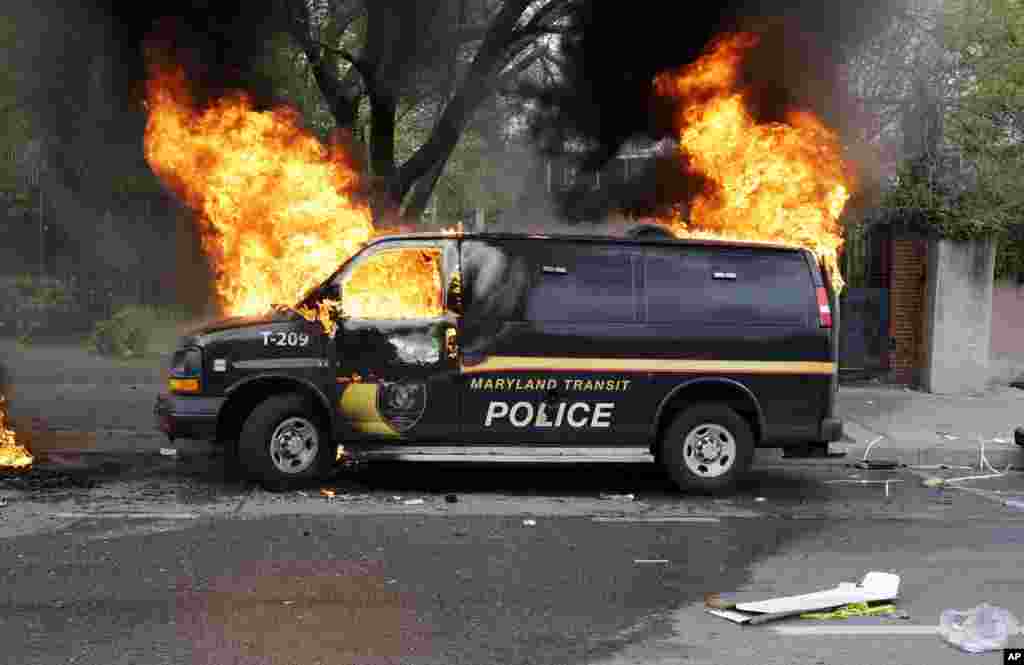 Um veículo da polícia em chamas após o funeral de Freddie Gray em Baltimore, Abril 27, 2015.