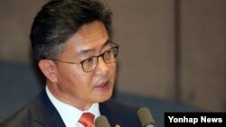 홍용표 한국 통일장관이 14일 국회 본회의에서 진행된 외교통일안보 분야 대정부질문에서 답변하고 있다.