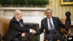 Prezident Barak Obama Oq uyda Tunis Prezidenti Beji Kaid Essebsi bilan uchrashmoqda, Vashington, 21-may, 2015-yil
