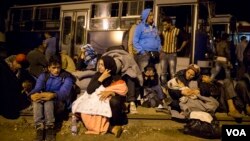 A crowd waiting for the train at Röszke station, September 14, 2015. (VOA/A. Tanzeem)