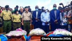 Des gardes du parc des Virunga rendent un dernier hommage à leurs camarades tués par des inconnus dans le parc au Nord-Kivu, en RDC le 27 avril 2020. (VOA / Charly Kasereka)