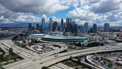 Đường cao tốc dẫn vào Los Angeles, thành phố lớn nhất bang California, vắng vẻ sau khi có lệnh 'trú ẩn trong nhà'