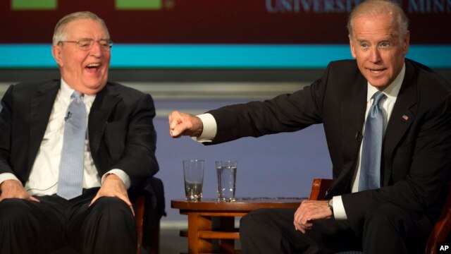 Biden junto al exvicepresidente Walter Mondale, el martes por la noche.