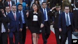 La fiscalía investiga a la reemplazada vicepresidenta de Ecuador, María Alejandra Vicuña, en un presunto caso de cobros ilegales a su exasesor.