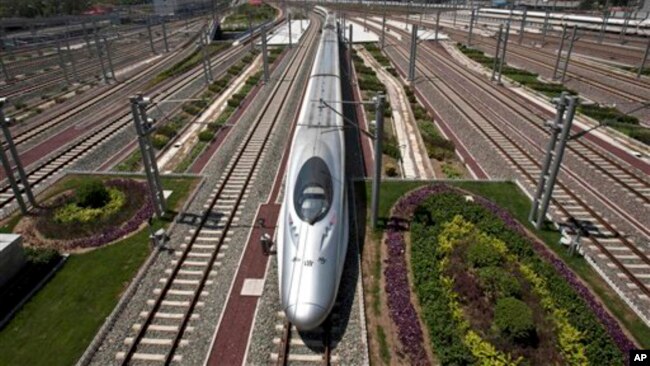 2011年7月26日高速列车从北京南站出发。