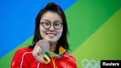 Fu Yuanhui of China poses with her medal, August 8, 2016.