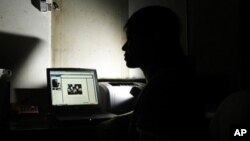 Seorang blogger Vietnam yang merahasiakan identitasnya (foto: dok). Pemerintah Vietnam melakukan pengawasan ketat terhadap para blogger yang mengritik pemerintah.