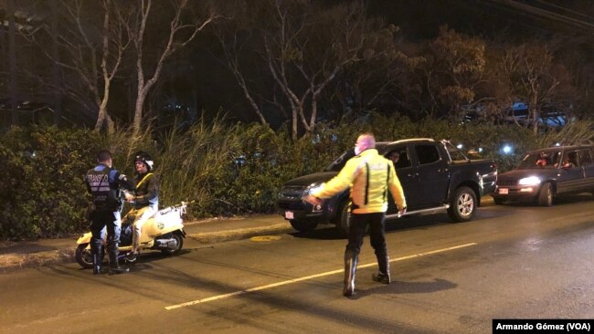 Todo el que transite por las calles de Costa Rica de 10:00 pm a 5:00 am debe presentar una comprobación o permiso que los autoriza a hacerlo.
