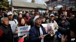 Familiares de los pasajeros a bordo del desaparecido vuelo MH370 hablaron con los periodistas en Beijing, en el segundo aniversario, el martes, 8 de marzo de 2016.
