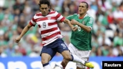 Hérculez Gómez (izquierda) defiende la pelota del mexicano Jorge Torres Nilo, durante el amistoso de este miércoles 15 de agosto.