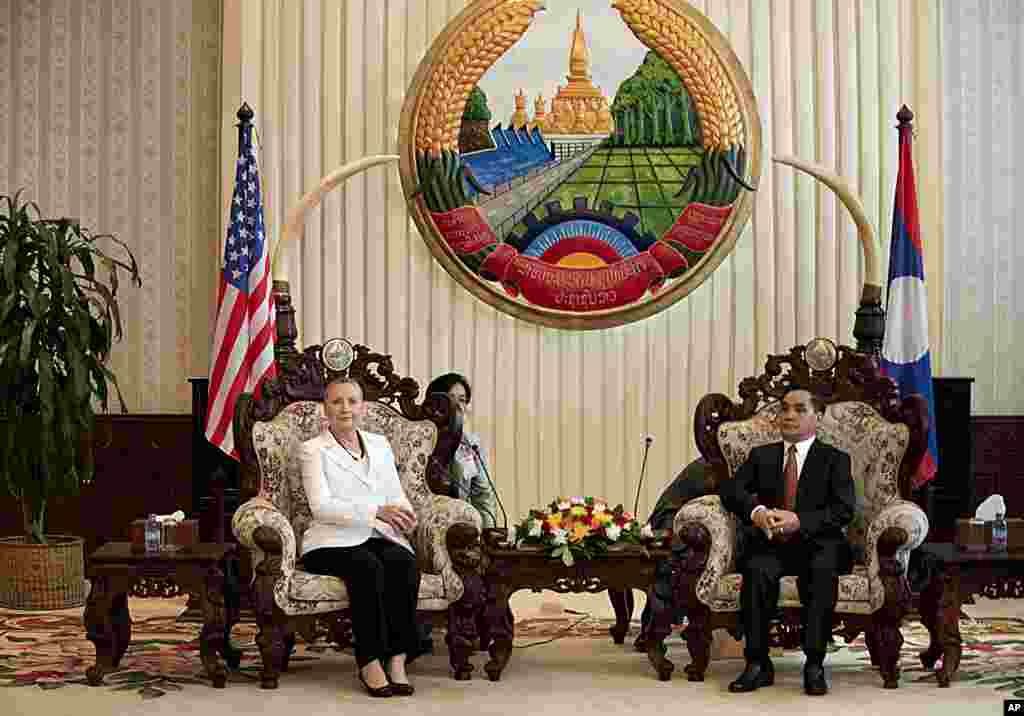 Laos es el pa&iacute;s con m&aacute;s bombas activas abandonadas del mundo, procedentes de la guerra de Vietnam, Clinton ha visitado a algunos de los afectados por este drama.