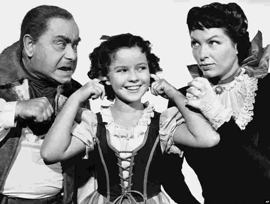 Shirley Temple berpose saat proses pembuatan film &quot;The Blue Bird.&quot; 