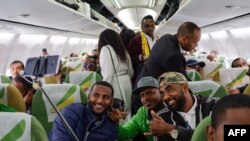 Para penumpang berpose selfie di dalam penerbangan maskapai Ethiopian Airlines dari Bandara Internasional The Bole di Addis Ababa, Ethiopia, menuju ibukota Eritrea, Asmara, 18 Juli 2018. 