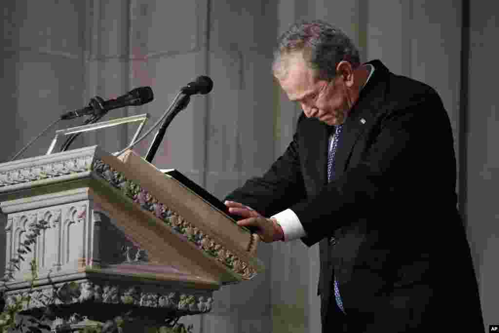 El expresidente George W. Bush habla en el funeral de estado de su padre, el expresidente George H.W. Bush, en la Catedral Nacional de Washington, el 5 de diciembre de 2018.