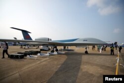广东珠海中国国际航空航天博览会上展出的彩虹-6无人机。（2021年9月28日）