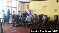 Certains médecins nigérians à la recherche d'emploi en Arabie Saoudite pressent à l'agence de recrutement à Abuja, le 30 août 2021.