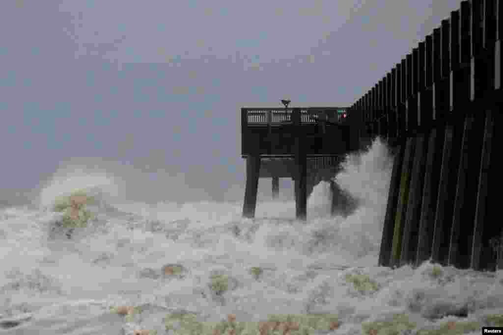 Những cơn sóng vỗ vào cầu cảng khi cơn bão Michael đổ bộ thành phố Panama, Florida, 10/10/2018.&nbsp;