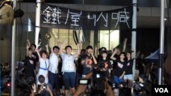 Thousands of parents and children gathered outside government headquarters across Hong Kong, protesting the launch of a "national education" program in city schools, September 3, 2012. (VOA - I. Broadhead)