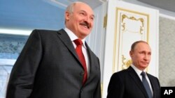 Russian President Vladimir Putin and Belarusian President Alexander Lukashenko (l) meet in Minsk, Belarus, Feb. 25, 2016. 