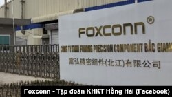 Nhà máy Foxconn, chuyên sản xuất linh kiện cho Apple, tại KCN Quang Châu ở Bắc Giang. Nhà máy này tạm thời bị đóng cửa theo chỉ thị của Thủ tướng Chính phủ Việt Nam nhằm ngăn chặn làn sóng lây nhiễm COVID tái bùng phát trong cộng đồng.