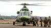 En esta foto tomada de un video publicado por el Servicio de Prensa del Ministerio de Defensa de Bielorrusia el 12 de noviembre de 2021, paracaidistas rusos y bielorrusos suben a un helicóptero militar cerca de la frontera con Polonia. 