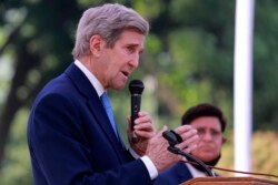 Utusan iklim AS John Kerry (kiri) didampingi Menteri Luar Negeri Bangladesh AK Abdul Momen dalam konferensi pers di Dhaka, 9 April 2021. (Foto oleh Rehman Asad / AFP)