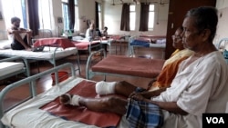 Leprosy patient Gopal Bag, 62, sits with his amputated right leg at the Leprosy Mission Trust India hospital, Kolkata, Sept. 20 2016. Bag now has claw hands and toes as a result of the infection having gone untreated for years. (M. Hussain/VOA)