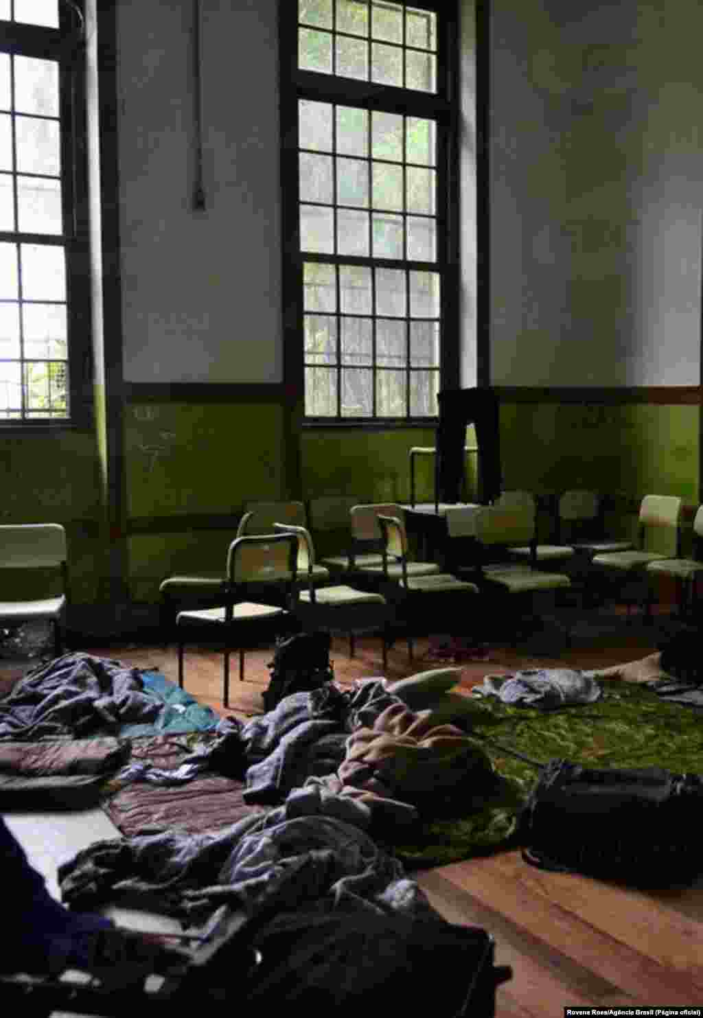 Dormitório improvisado em sala de aula na ocupação da Escola Estadual Caetano de Campo, em São Paulo