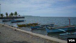 These small fishing boats do not go too far from shore in the South China Sea, Masinloc, Zambales Province, Philippines, March 24, 2014. (Simone Orendain/VOA) 