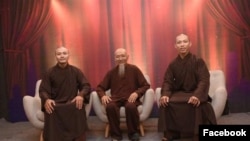 Ông Lê Tùng Vân (ngồi giữa) và các đệ tử Hoàn Nguyên, Nhất Nguyên ở Tịnh thất Bồng Lai