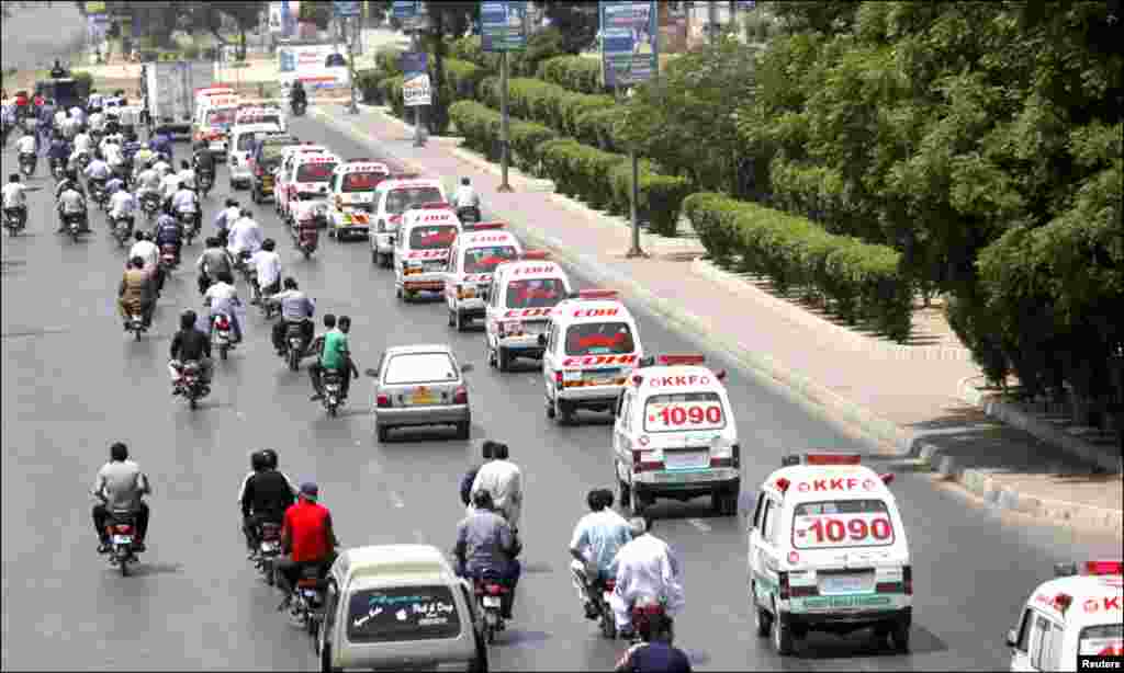میتوں کے لے جانے والا ایمبولینسز کا قافلہ شاہراہ پاکستان سے گزررہا ہے