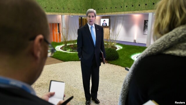 El secretario de Estado de EE.UU., John Kerry, habló con los periodistas durante la conferencia de la ONU sobre cambio climático en París, el viernes 11 de diciembre de 2015.

 